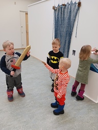 Miekka oli selvästi poikien juttu.