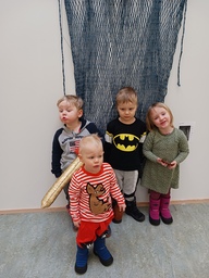 Verkko roikkui seinästä,mitä oli kiva tunnustella ja miekkakin pöydältä löytyi.