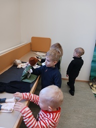 Käsinukkeja,joita sai itse pukea.