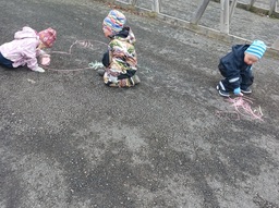 Hienoja taideteoksia tuli asfalttiin kun lapset saivat liidut käyttöönsä.