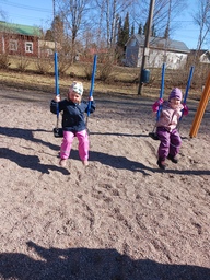 Ihanaa puistoon ovat tulleet keinut ja kyllä tulikin kaverin kanssa keinuttua.