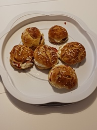 Välipalana omatekemät laskiaispullat.