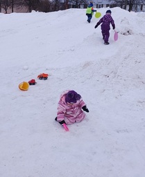 Mäenlaskua liukureilla.