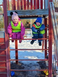 Karhupuistossa kiipeilyä muiden leikkien ohessa.