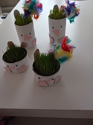 Rairuohon kylvöä ja kylläpä kasvoikin. Metallipurkit vuorattiin valkoisella paperilla ja askarreltiin korvat, silmät nenä ja käpälät... näin syntyivät hienot puput.