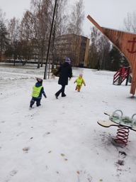 Juostiin tehden lumeen jälkiä muille.