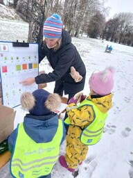 Toimintaa kirkkopuistossa ja aiheena digikasvatus. Lapset painoivat taulusta haluttua kohtaa,josta tuli ohjeita mm. Värien etsimistä pihalta suurennuslasia apuna käyttäen.