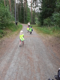 Lapsilla kova kiire eväspaikalle.