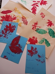 Hienoja taideteoksia syntyi paperille maalatuista lehdistä.