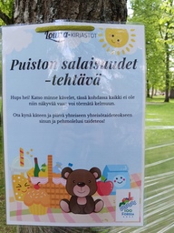 Puun ympärille laitettu kelmu,johon lapset saivat tussilla piirtää.