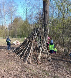 Leikit majassa jatkuivat lasten keksiminä.