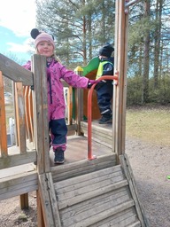Tölön puiston kiipelytelineet/liukumäki olivat isommille hauskaa.
