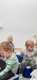 Joulusatuja kuuntelemassa kitjastossa