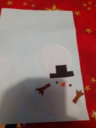 Lisää syntyi paperille lumiukkoja.