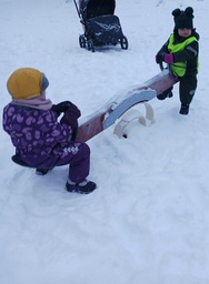 Puistossa vauhdin riemua keinulaudassa.