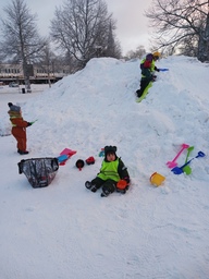 Mäen laskut ja muut leikit jatkuu yhdessä Sirpan ryhmän kanssa.
