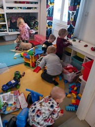 Leikkiä sonjalla ystävänpäivänä.