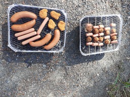Kertakäyttögrilli kuumana. Nakkia makkaraa,lihapullia ja nugetteja nam😋