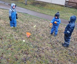 Pallonheitto oli lystiä vesisateesta huolimatta.
