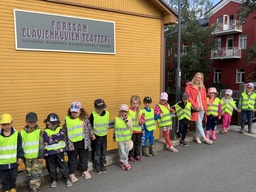 Lapsia heijastinliiveissä retkellä