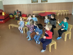 Lapsia soittamassa rytmisoittimia