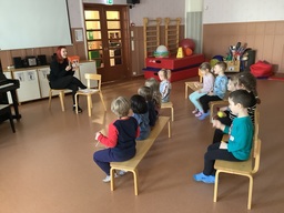 Lapsia soittamassa rytmisoittimia