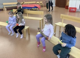 Lapsia soittamassa rytmisoittimia