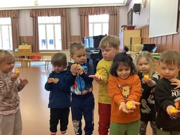Lapset näyttävät kumiankkoja