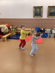 Lapset juoksevat