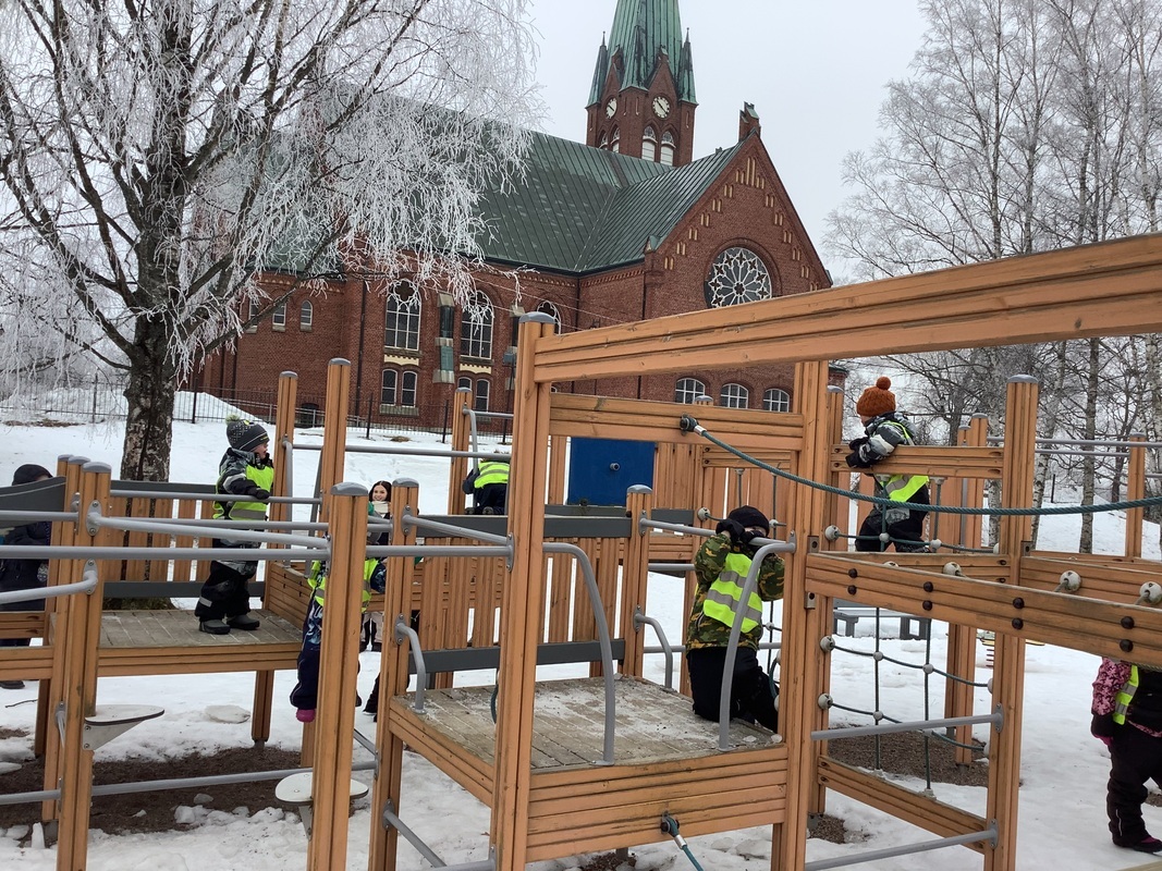 Lapsia kiipeilytelineessä