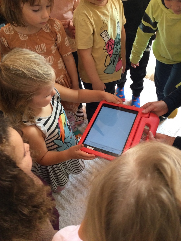 Lapsi kokeilemassa tabletin käyttöä