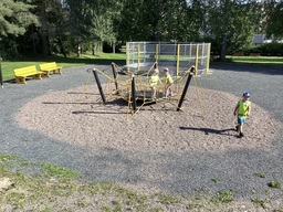 lapsia kiipeilytelineessä