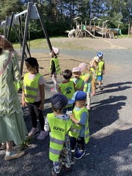 lapsia retkellä