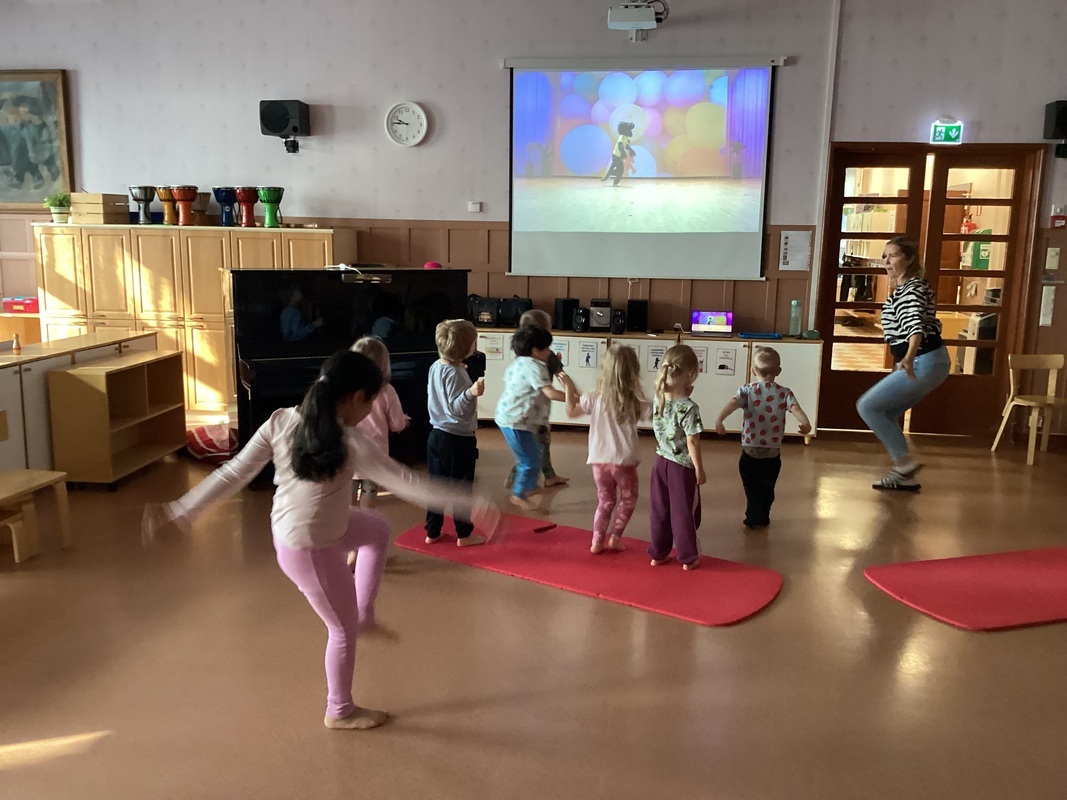 lapsia jumppaamassa