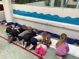 Kevätnäyttely lapset piirtää