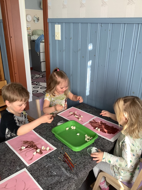 Lapset askartelee