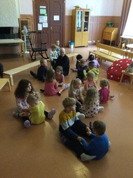 Lapset istumassa pareittain laululeikissä