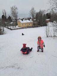 Lapset pulkkamäessä