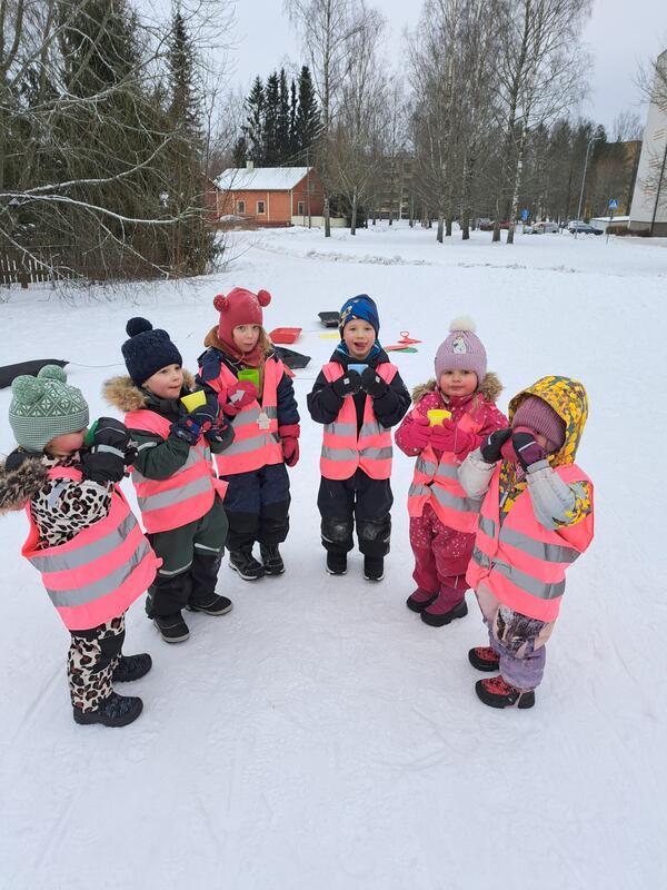 Lapset juovat mehua pulkkamäessä