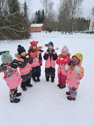 Lapset juovat mehua pulkkamäessä