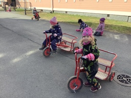Lapset pyöräilee