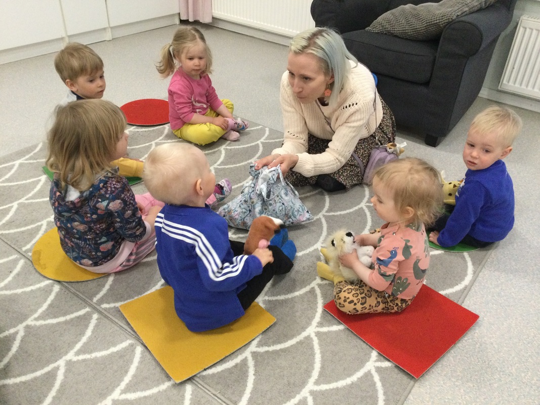 Aamupiirillä lauletaan Piippolan vaarilla oli talo -laulua.