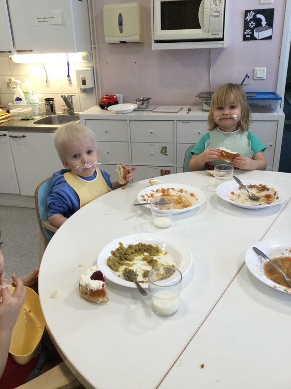 Lapset syömässä laskiaispullia ja keittoa