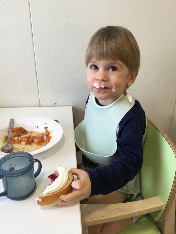 Lapsi syömässä laskiaispullaa