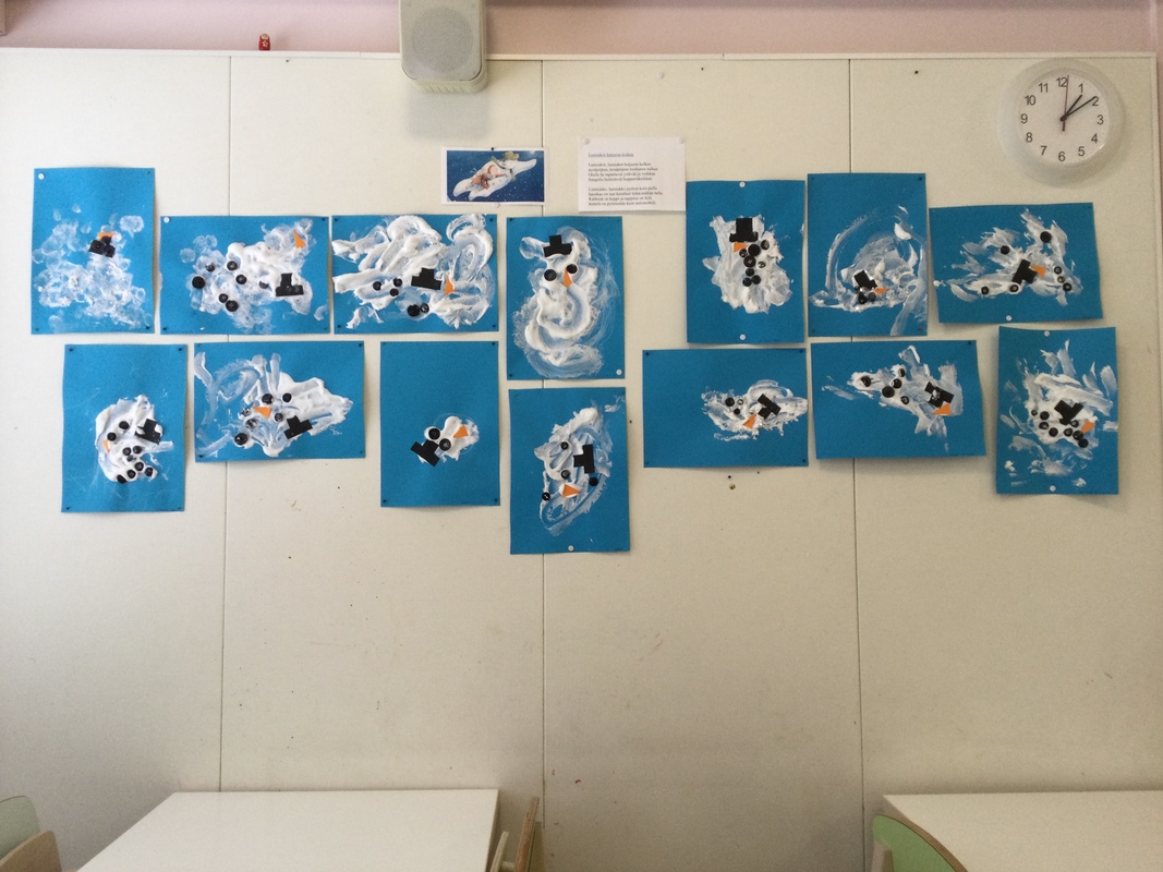 Lasten tekemät lumiukko taideteokset seinällä