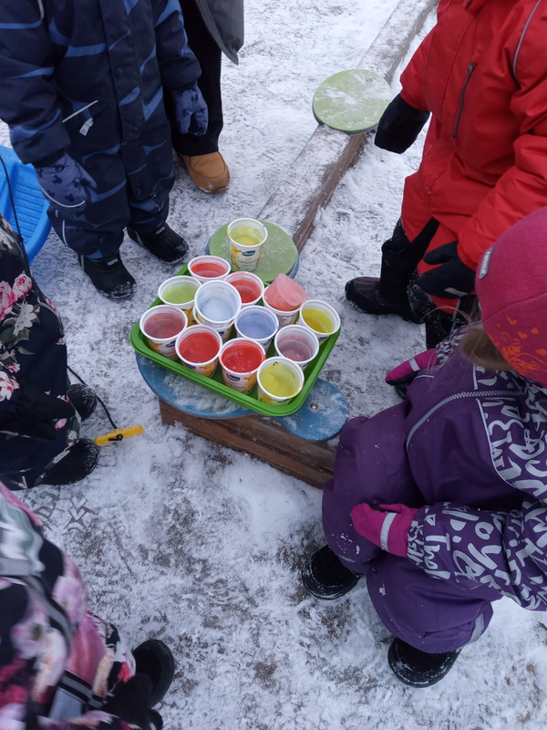 Jäätimanttien ihmettelyä ulkona