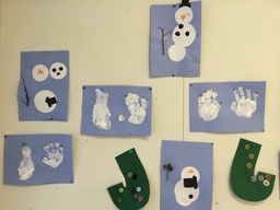 Lasten lumiukkoaskarteluja seinällä.