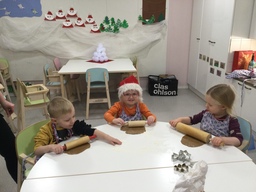 Lapset leipovat piparkakkuja yhdessä.