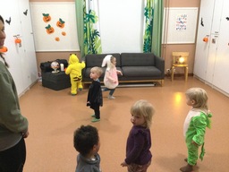 Lapset tanssivat naamiaisasuissaan.