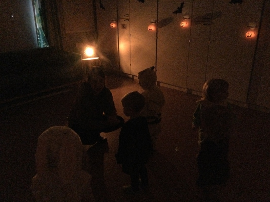 Lapset tanssivat hämärässä salissa.